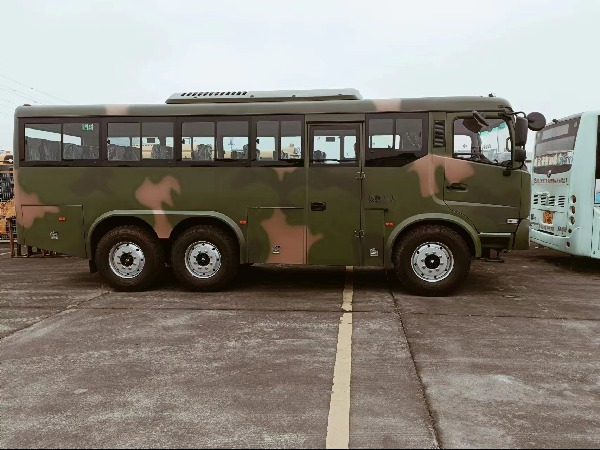 東風(fēng)六驅(qū)森林越野運(yùn)兵車