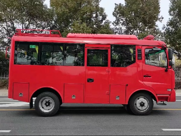 東風四驅(qū)森林消防運兵車