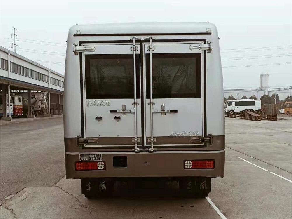 東風(fēng)17人運(yùn)兵車(chē)