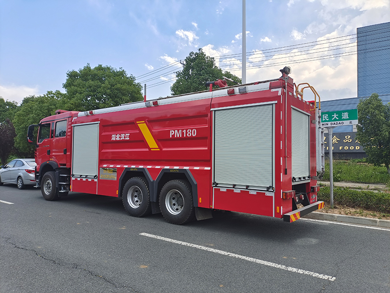 重汽18噸水罐消防車