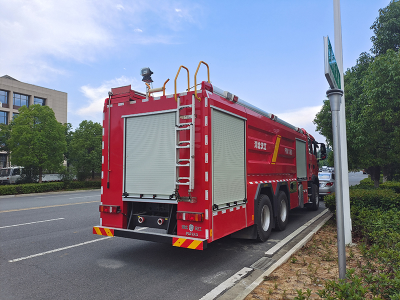 重汽18噸水罐消防車
