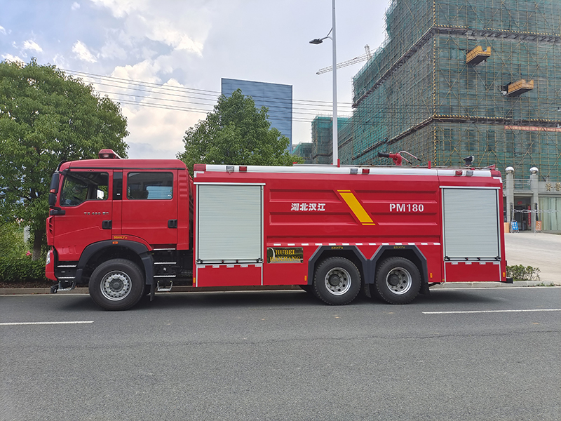 重汽18噸水罐消防車